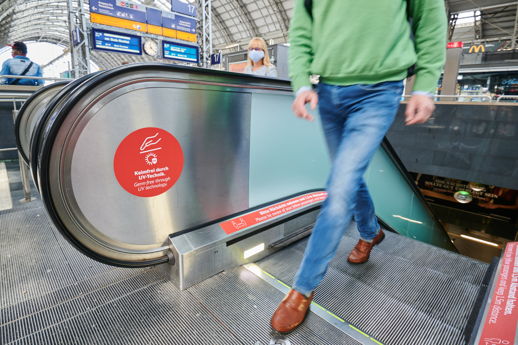 Rolltreppenhandlauf wird via UV-C-Licht desinfiziert.