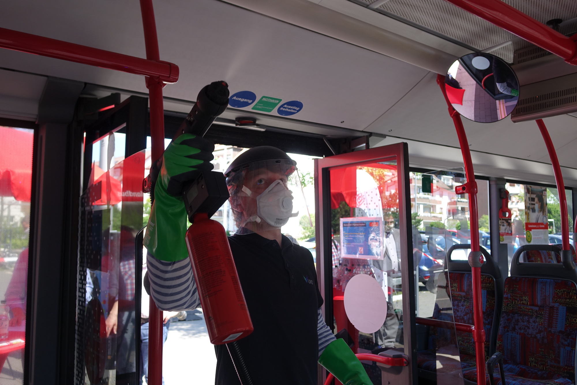 DB Mitarbeiter trägt Oberflächenbeschichtung Titano in Bus-Kontaktflächen auf.