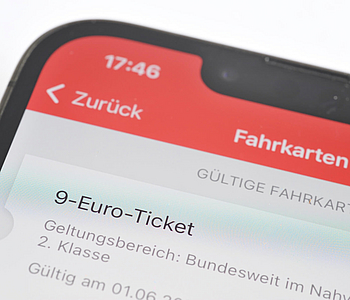 Ein Handy zeigt das 9-Euro-Ticket