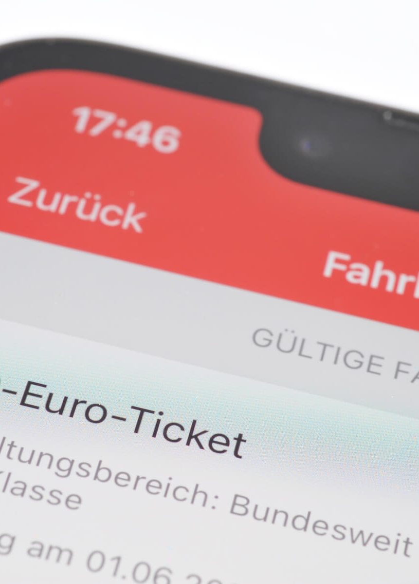 Ein Handy zeigt das 9-Euro-Ticket