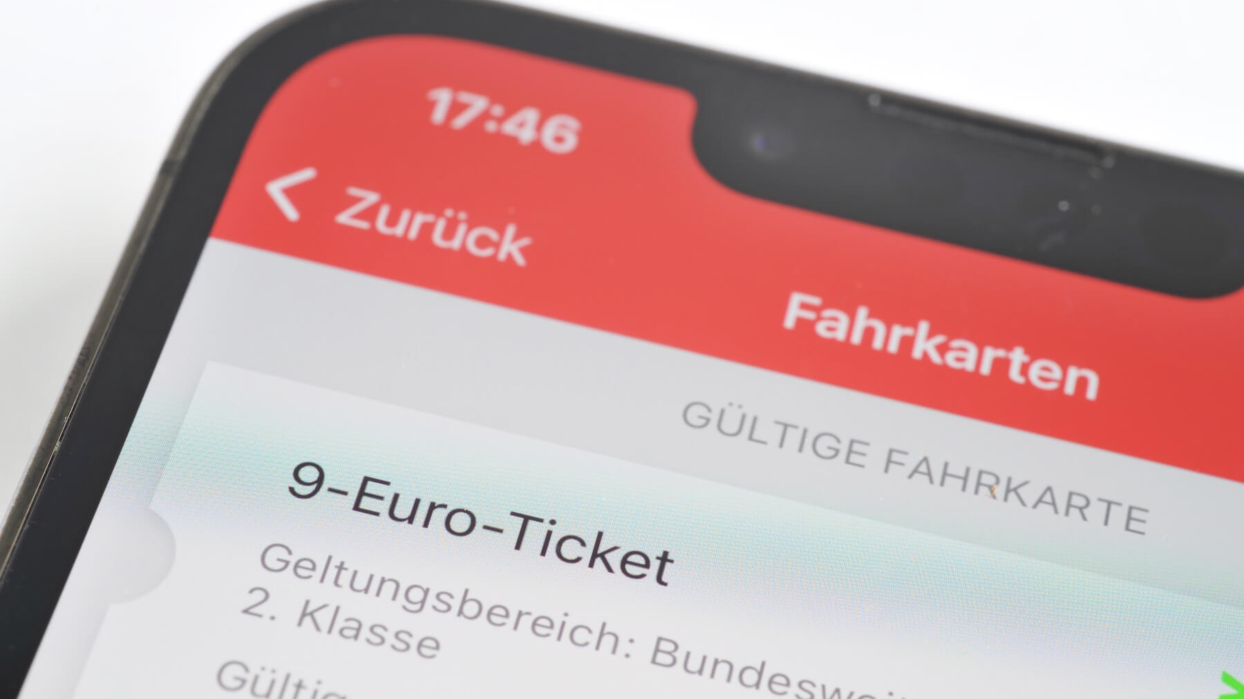 Ein Handy zeigt das 9-Euro-Ticket