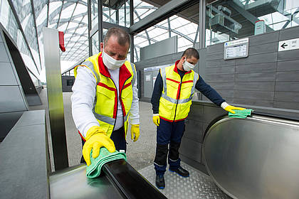 Mitarbeiter des Hochbahn-Hygieneteams reinigen Handläufe.