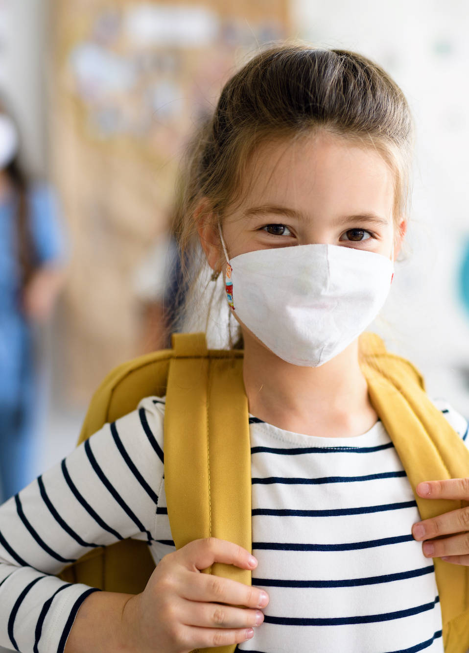 Schülerin mit Maske