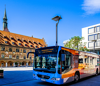 Bus steht in der Altstadt von Ulm.