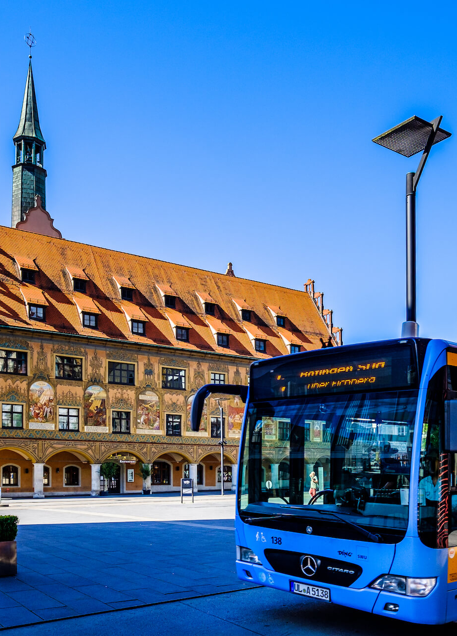 Bus steht in der Altstadt von Ulm.