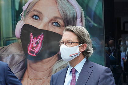 Andreas Scheuer mit #BesserWeiter-Maske.