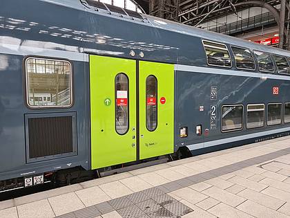 Ein DB-Regio-Fahrzeug steht im Bahnhof