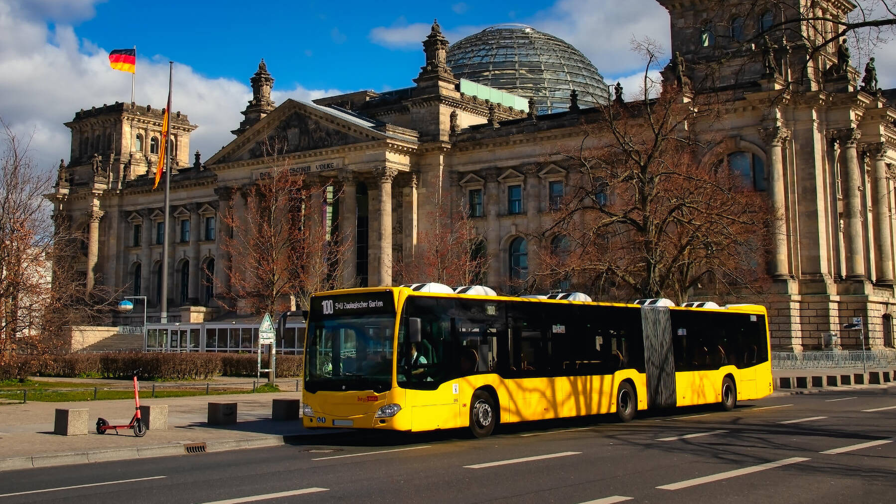 BVG Bus steht vor dem Bundestag in Berlin