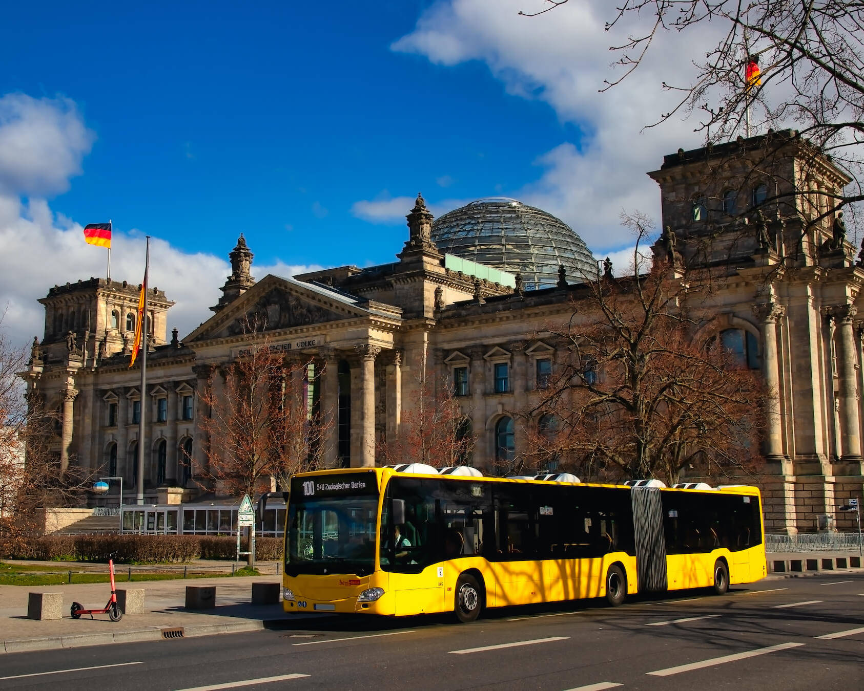 BVG Bus steht vor dem Bundestag in Berlin