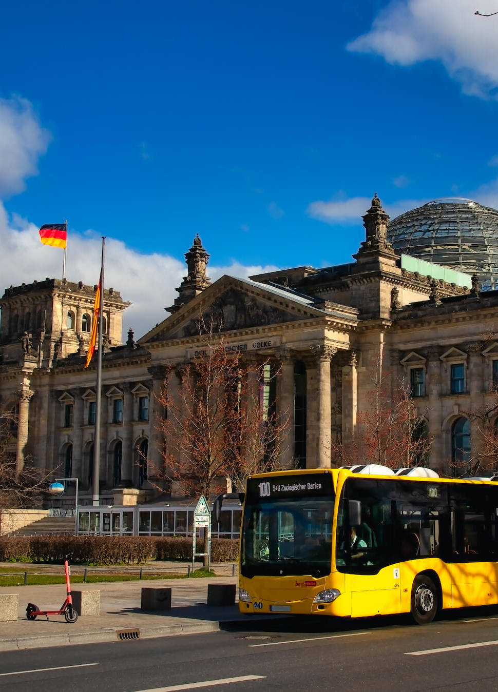 BVG Bus steht vor dem Bundestag in Berlin