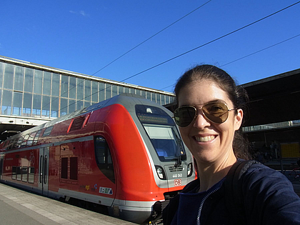 ÖPNV-Abonnentin Maria vor einer Bahn