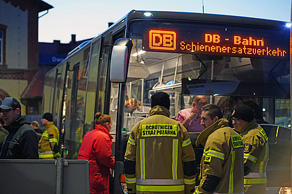 DB Regio Bus steht in Rzepin für ukrainische Flüchtlinge bereit