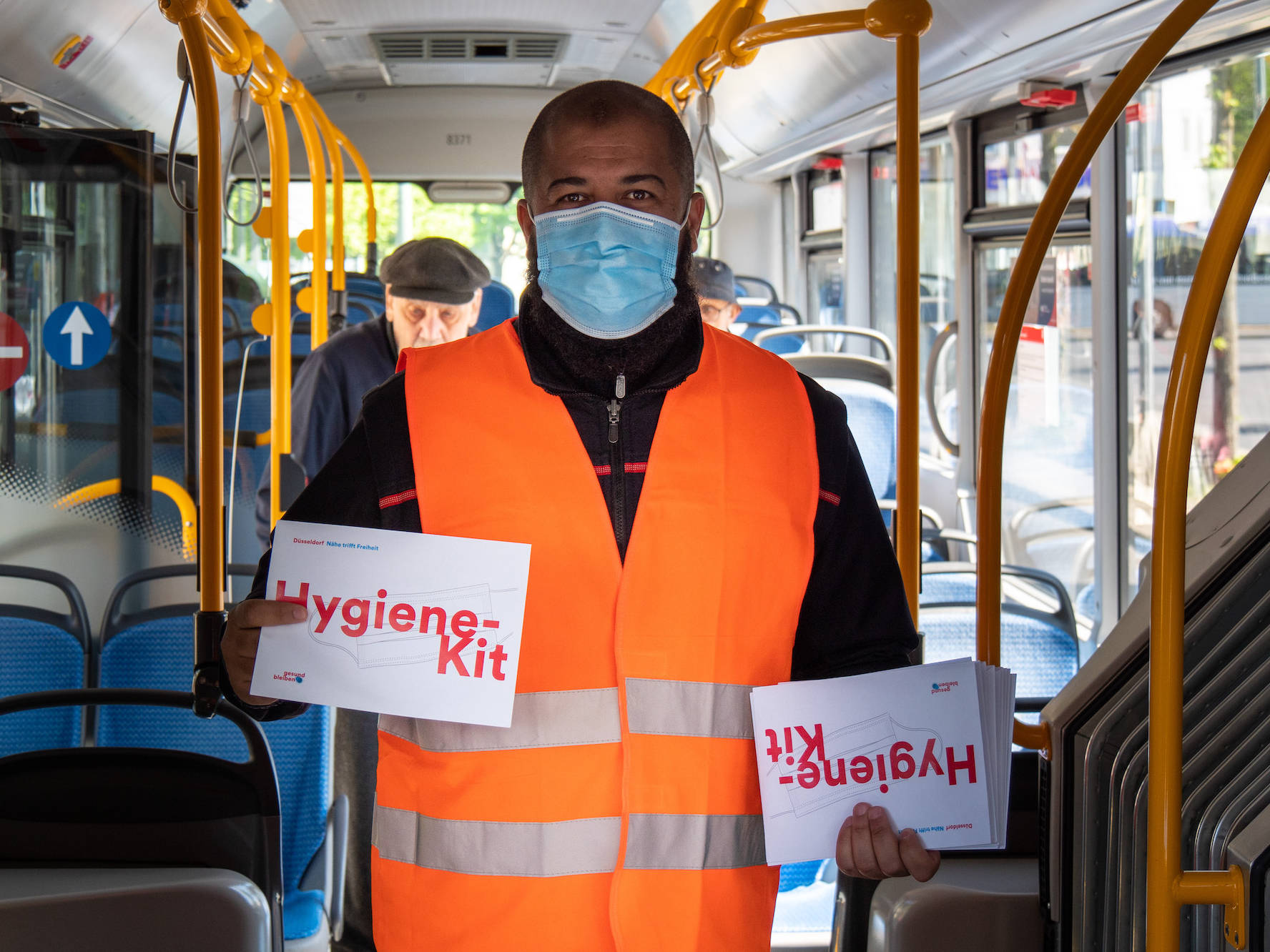 Die Stadt Düsseldorf hat Hygiene-Kits gepackt und zusammen mit der Rheinbahn an Fahrgäste verteilt.