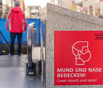 Hinweis auf Maskenpflicht am Eingang einer U-Bahn-Station