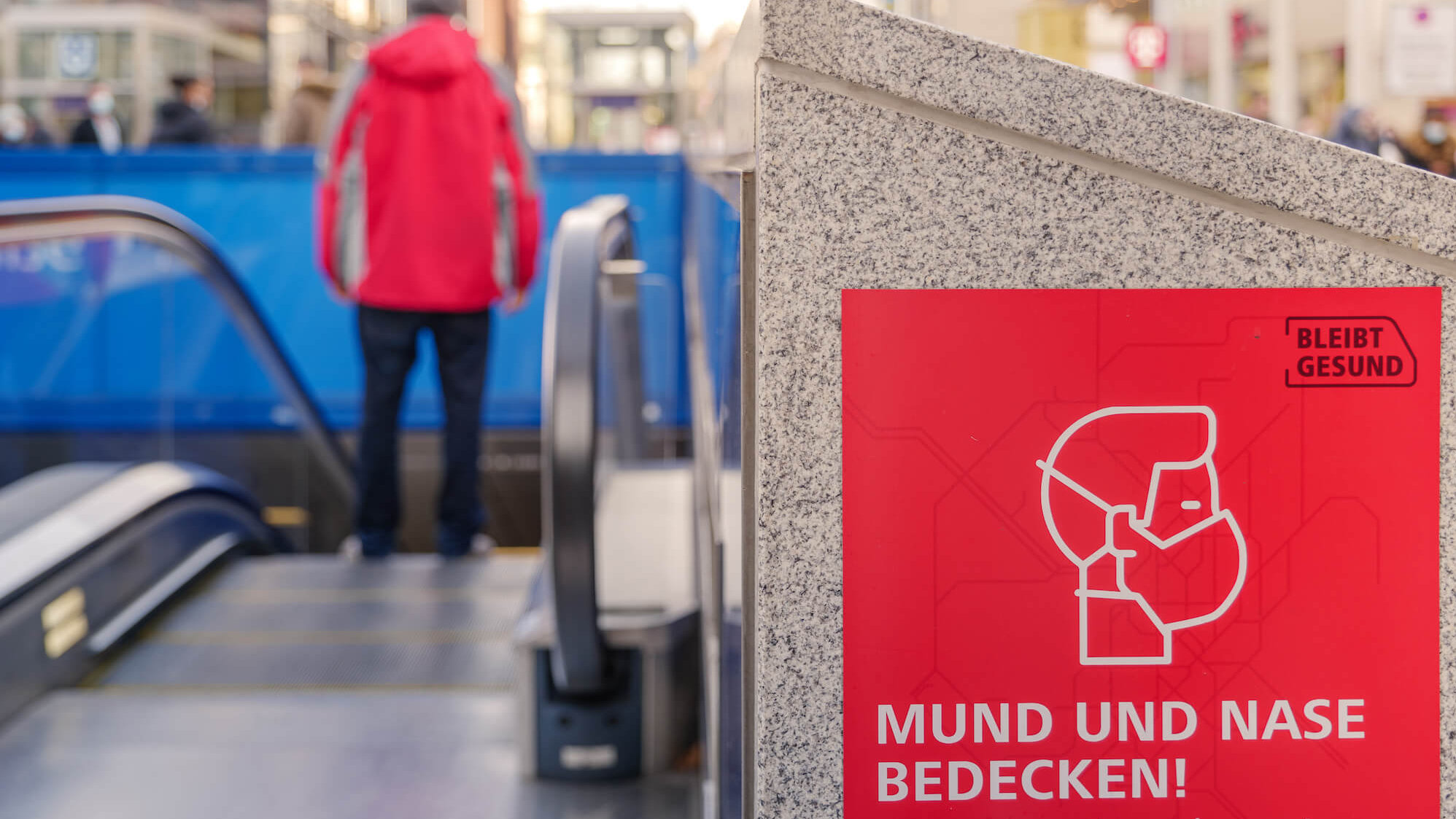Hinweis auf Maskenpflicht am Eingang einer U-Bahn-Station