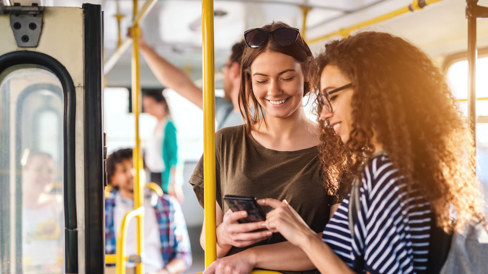 Jugendliche stehen im Bus