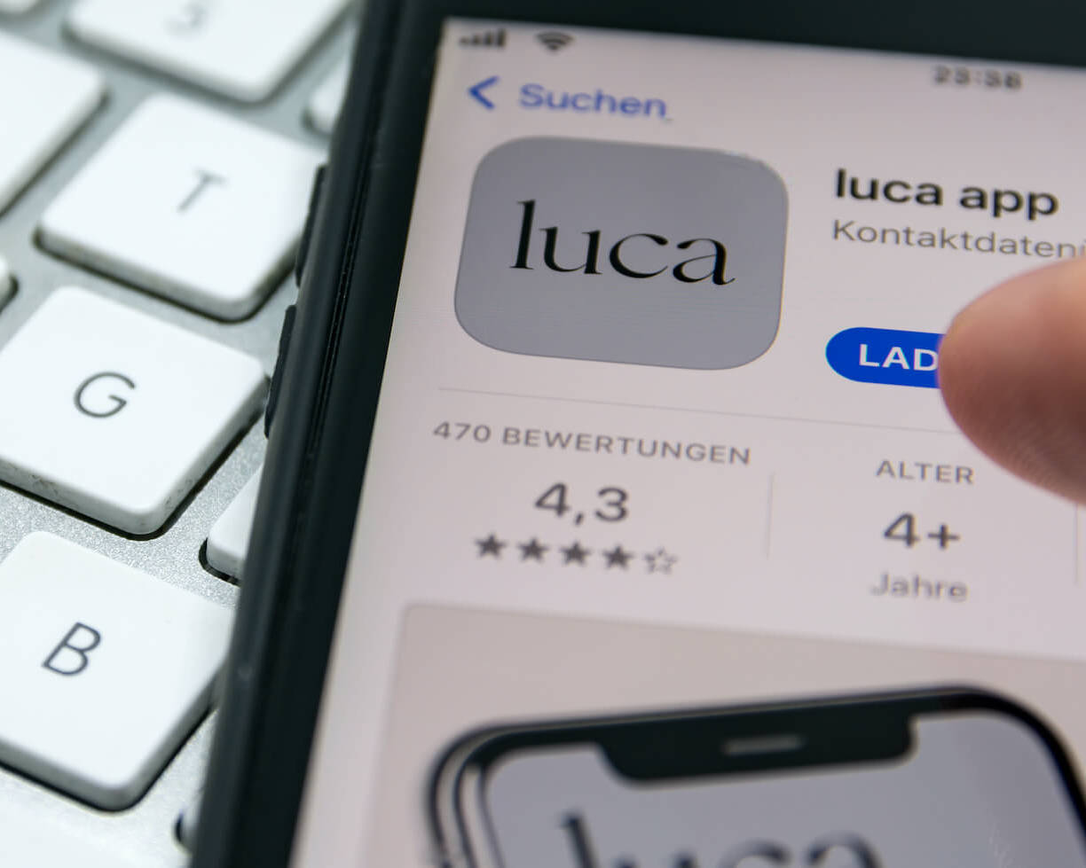 Smartphone, auf dem die App luca zum Download bereit steht