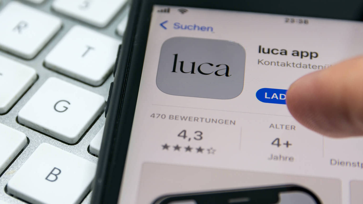 Smartphone, auf dem die App luca zum Download bereit steht