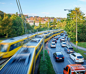 VVS-Bahn zieht an einem Stau in Stuttgart vorbei