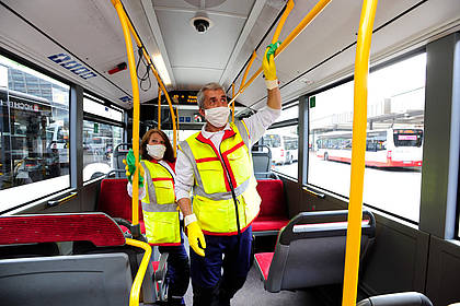 Hygieneteam der Hamburger Hochbahn reinigt Businnenraum.