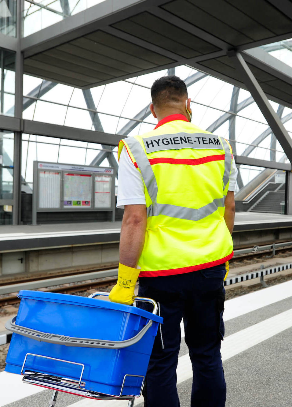 Mitarbeiter des Hochbahn-Hygieneteams am Bahnsteg.