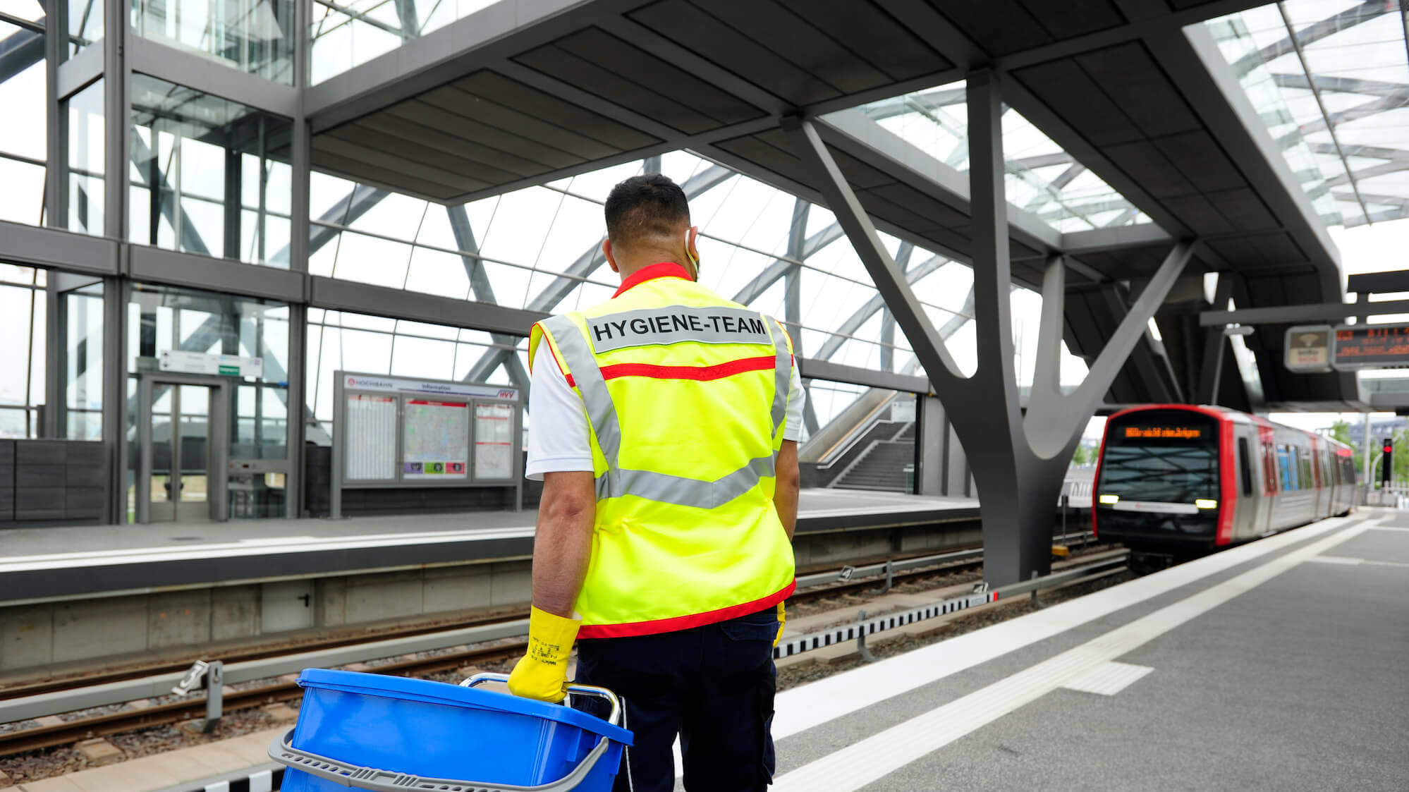 Mitarbeiter des Hochbahn-Hygieneteams am Bahnsteg.
