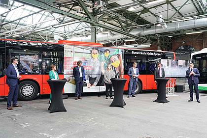 Akteure der Verkehrsbranche haben sich im Rahmen der #BesserWeiter-PK versammelt. 