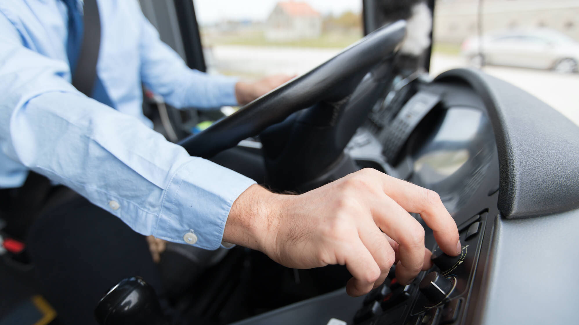 Busfahrer am Steuer