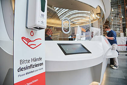 Desinfektionsmittelspender an DB-Information.