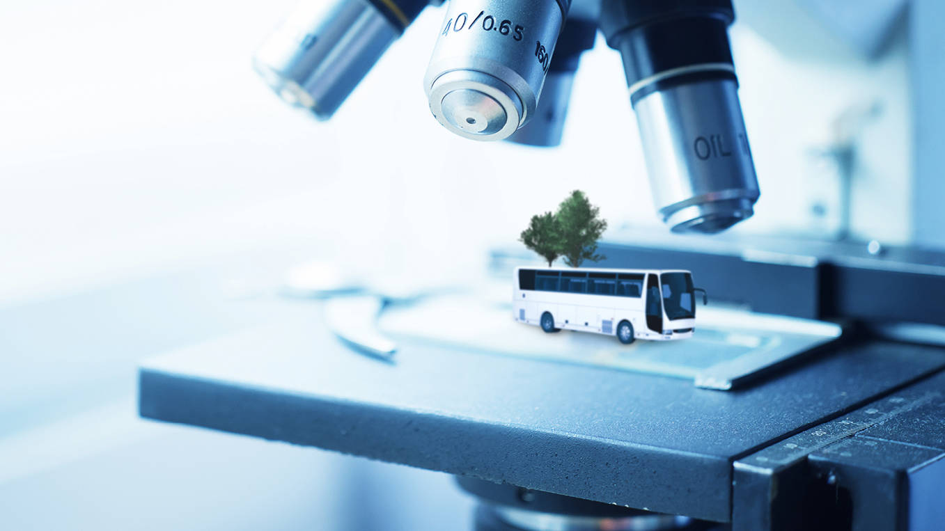 Bus unter einem Mikroskop