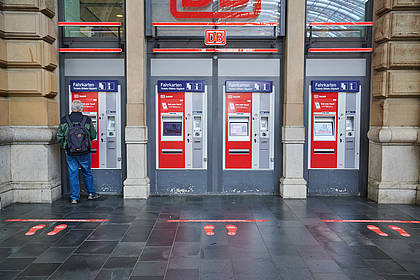 Abstandsmarkierungen im DB Bahnhof leiten die Fahrgäste an.