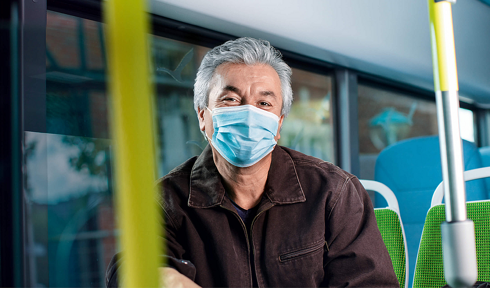 Mann sitzt im Bus.