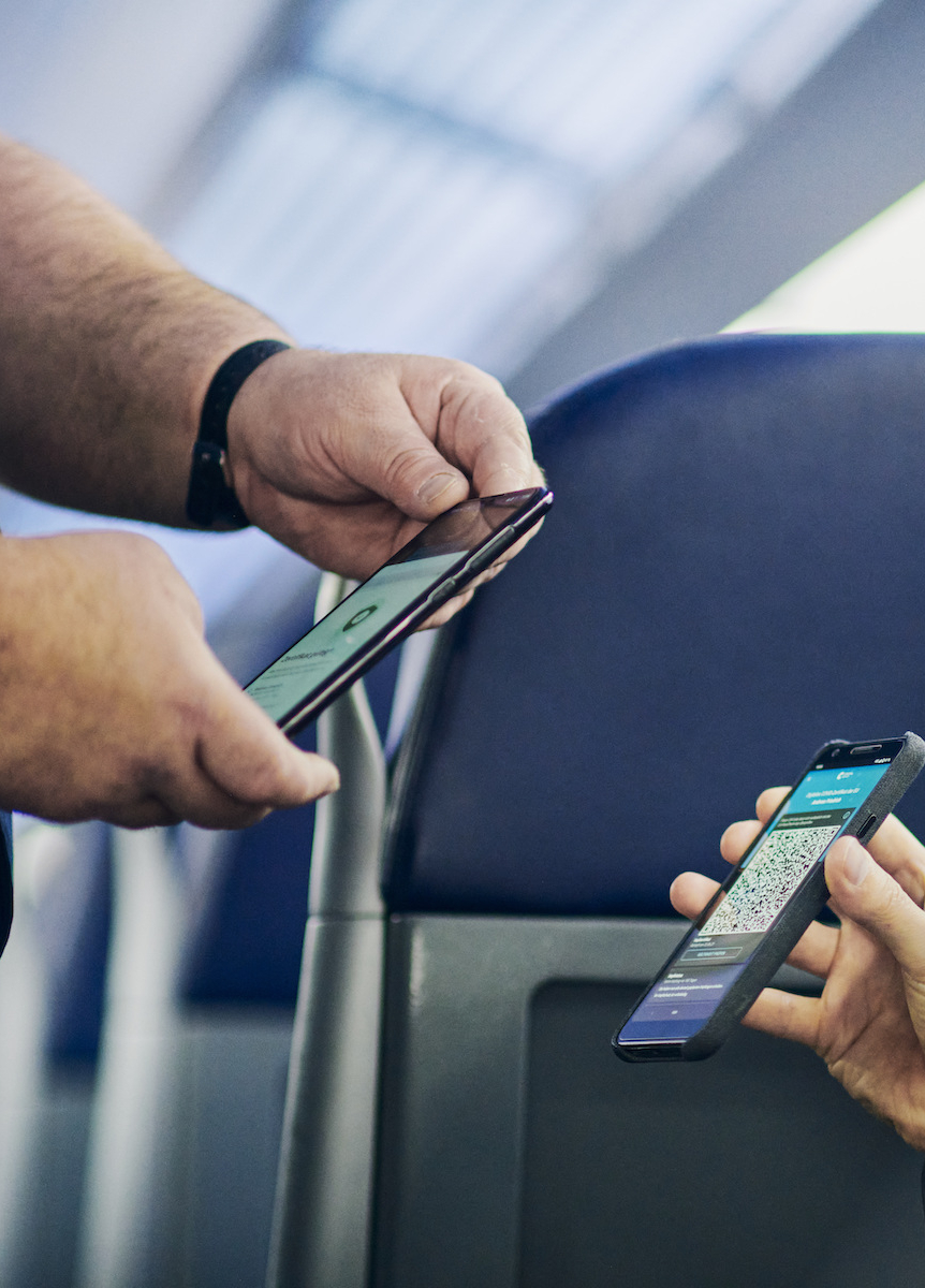 Schaffner kontrolliert die 3G-Regelung in einem Regionalzug