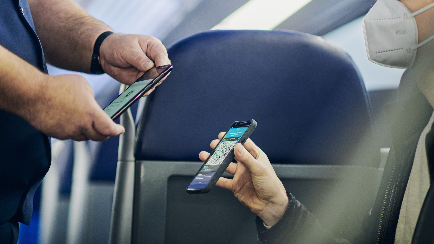 Schaffner kontrolliert die 3G-Regelung in einem Regionalzug