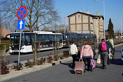 Flüchtlinge aus der Ukraine vor einem DB Regio Bus