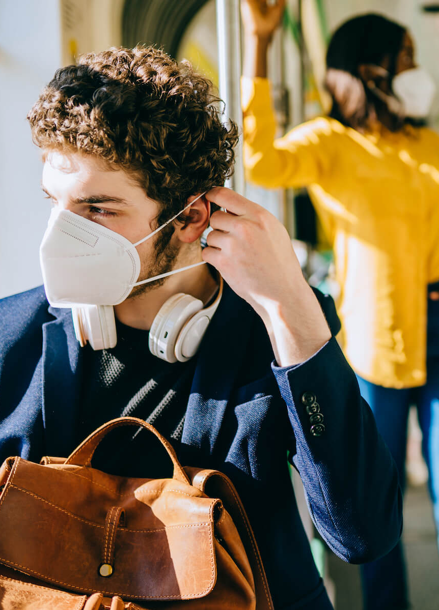 Menschen fahren mit Maske Bus