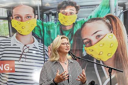 Anke Rehlinger hält eine Rede auf der #BesserWeiter-PK